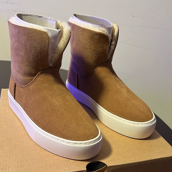 UGG Shoes - UGG Women's Lynus Sneaker Size 5
